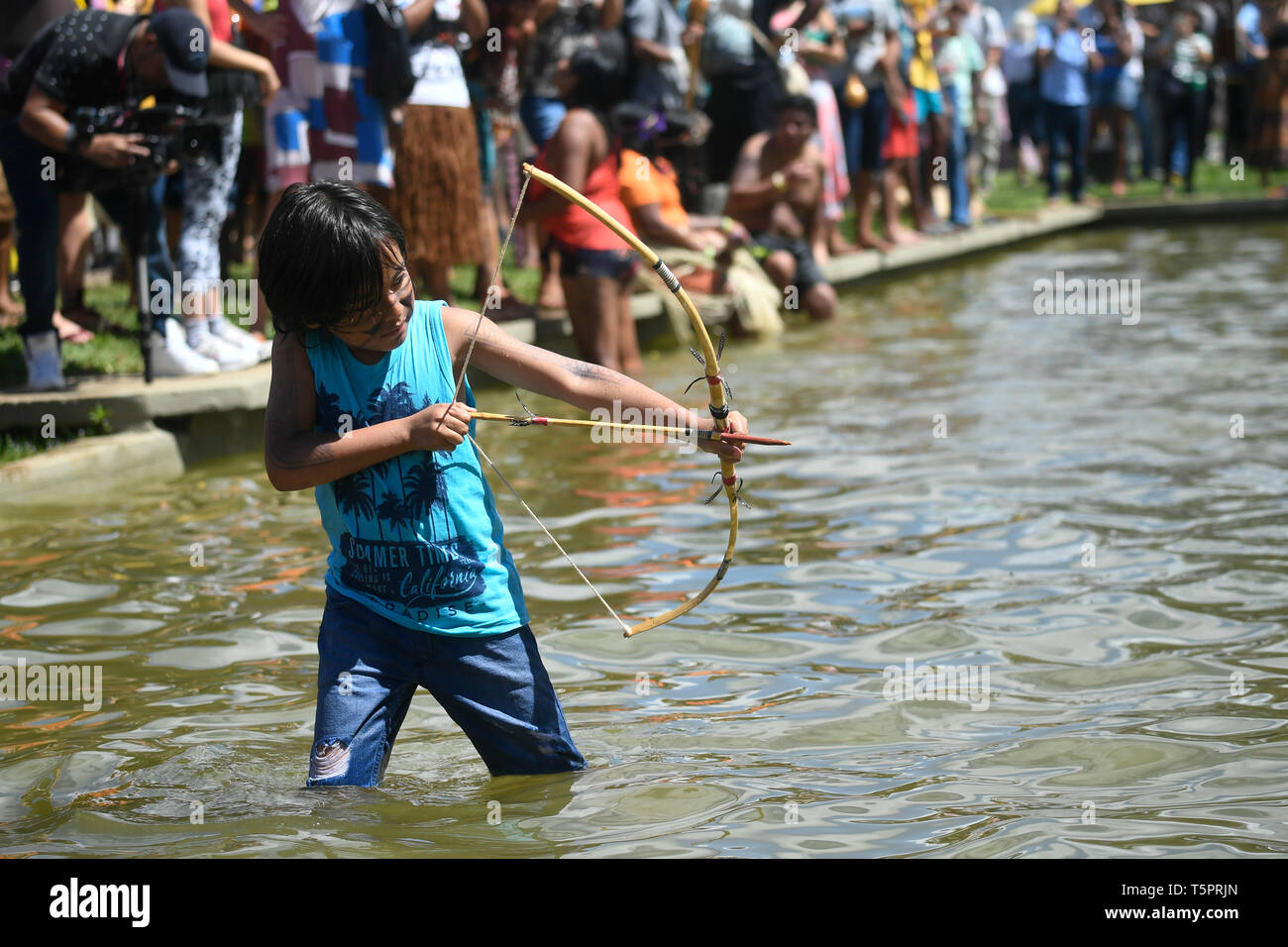 DF-Brasilia - 04/26/2019 - März Indigene - Indigenas beteiligt sich in einem März die Verteidigung der indigenen Land und kulturellen Rechte, die Sie behaupten, von der rechten Regierung von brasilianischen Präsidenten Jair Bolsonaro in Brasilia, Brasilien, am 26. April von Foto bedroht zu werden: Mateus Bonomi/AGIF zu protestieren Stockfoto