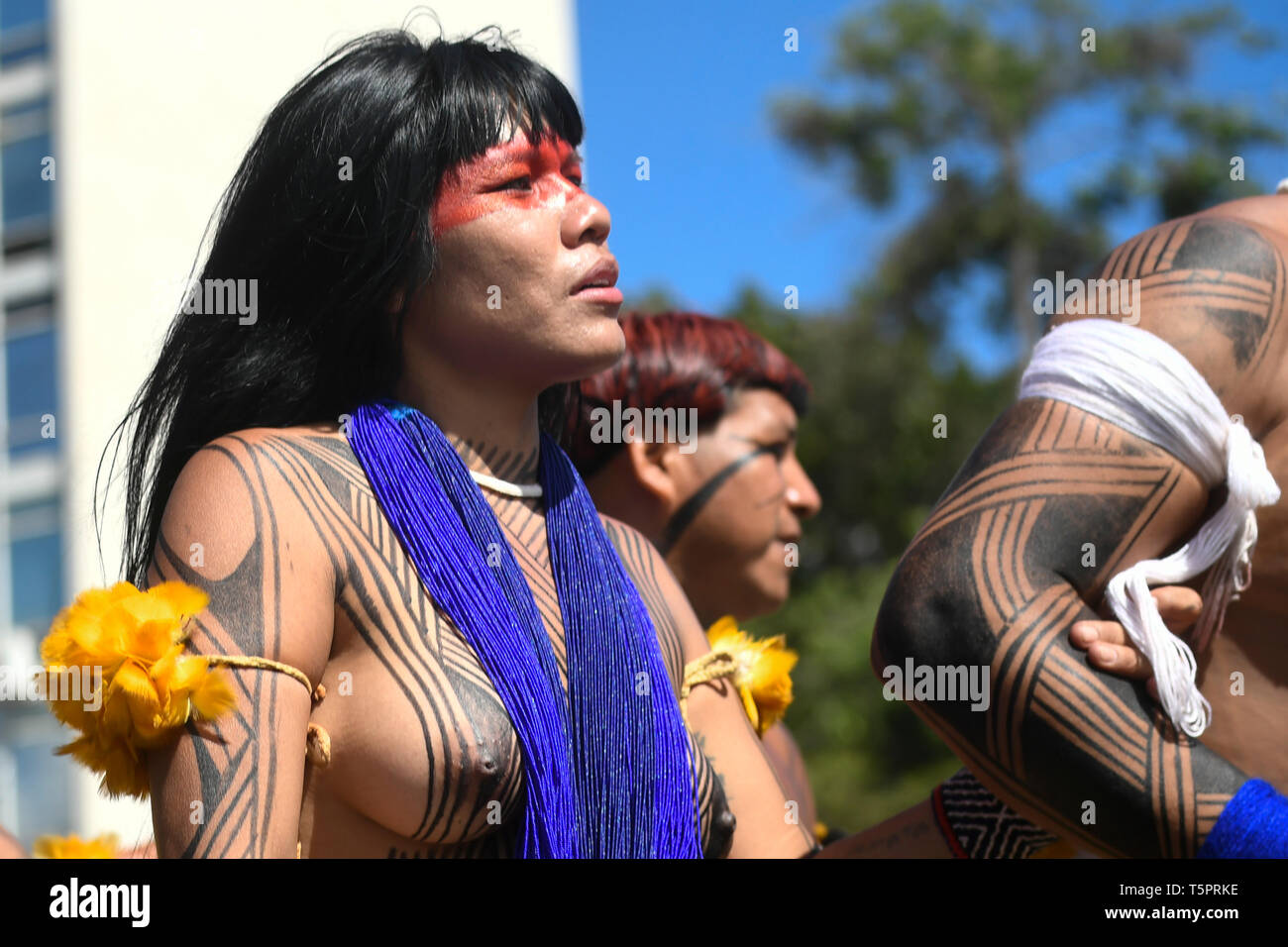 DF-Brasilia - 04/26/2019 - März Indigene - Indigenas beteiligt sich in einem März die Verteidigung der indigenen Land und kulturellen Rechte, die Sie behaupten, von der rechten Regierung von brasilianischen Präsidenten Jair Bolsonaro in Brasilia, Brasilien, am 26. April von Foto bedroht zu werden: Mateus Bonomi/AGIF zu protestieren Stockfoto