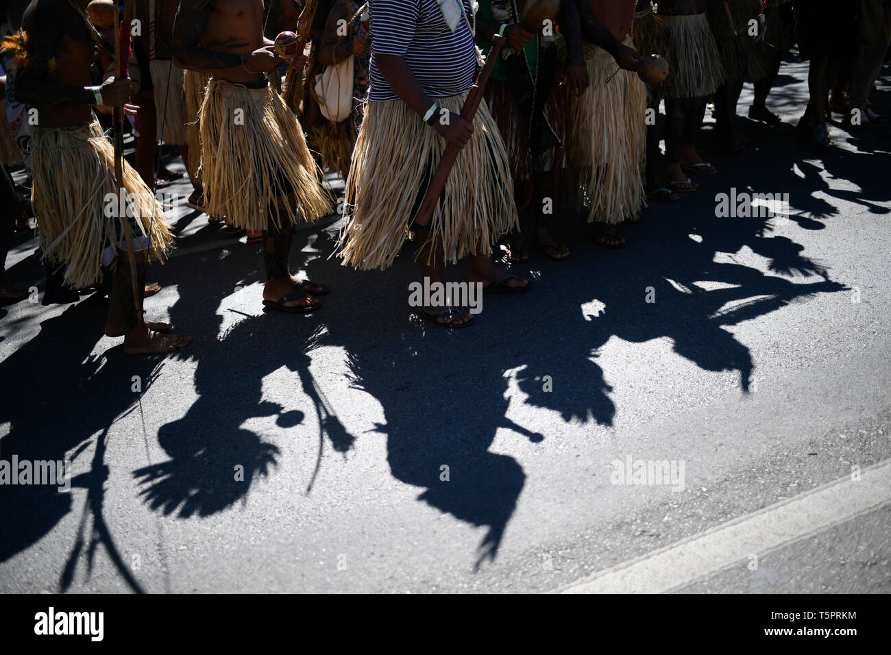 DF-Brasilia - 04/26/2019 - März Indigene - Indigenas beteiligt sich in einem März die Verteidigung der indigenen Land und kulturellen Rechte, die Sie behaupten, von der rechten Regierung von brasilianischen Präsidenten Jair Bolsonaro in Brasilia, Brasilien, am 26. April von Foto bedroht zu werden: Mateus Bonomi/AGIF zu protestieren Stockfoto