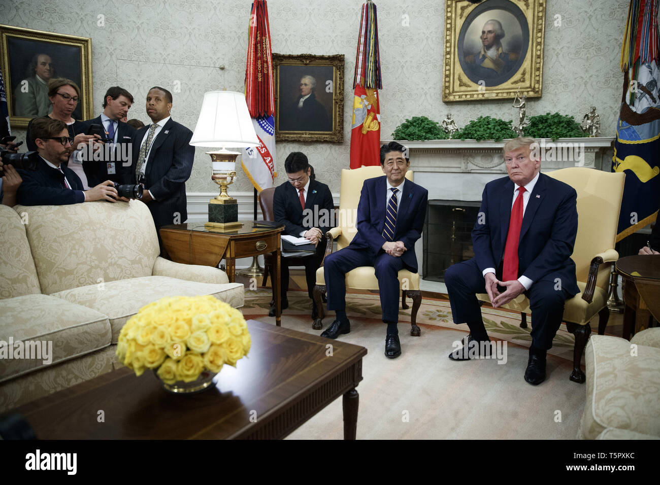 Washington, District of Columbia, USA. 26 Apr, 2019. US-Präsident Donald J. Trumpf trifft sich mit der japanische Ministerpräsident Shinzo Abe im Oval Office des Weißen Hauses in Washington, DC, USA, 26. April 2019. Präsident Trump ist Hosting ein Abendessen für Premierminister Abe und seine Frau feiert 49. Geburtstag die erste Dame. Credit: Shawn Thew/Pool über CNP Credit: Shawn Thew/CNP/ZUMA Draht/Alamy leben Nachrichten Stockfoto