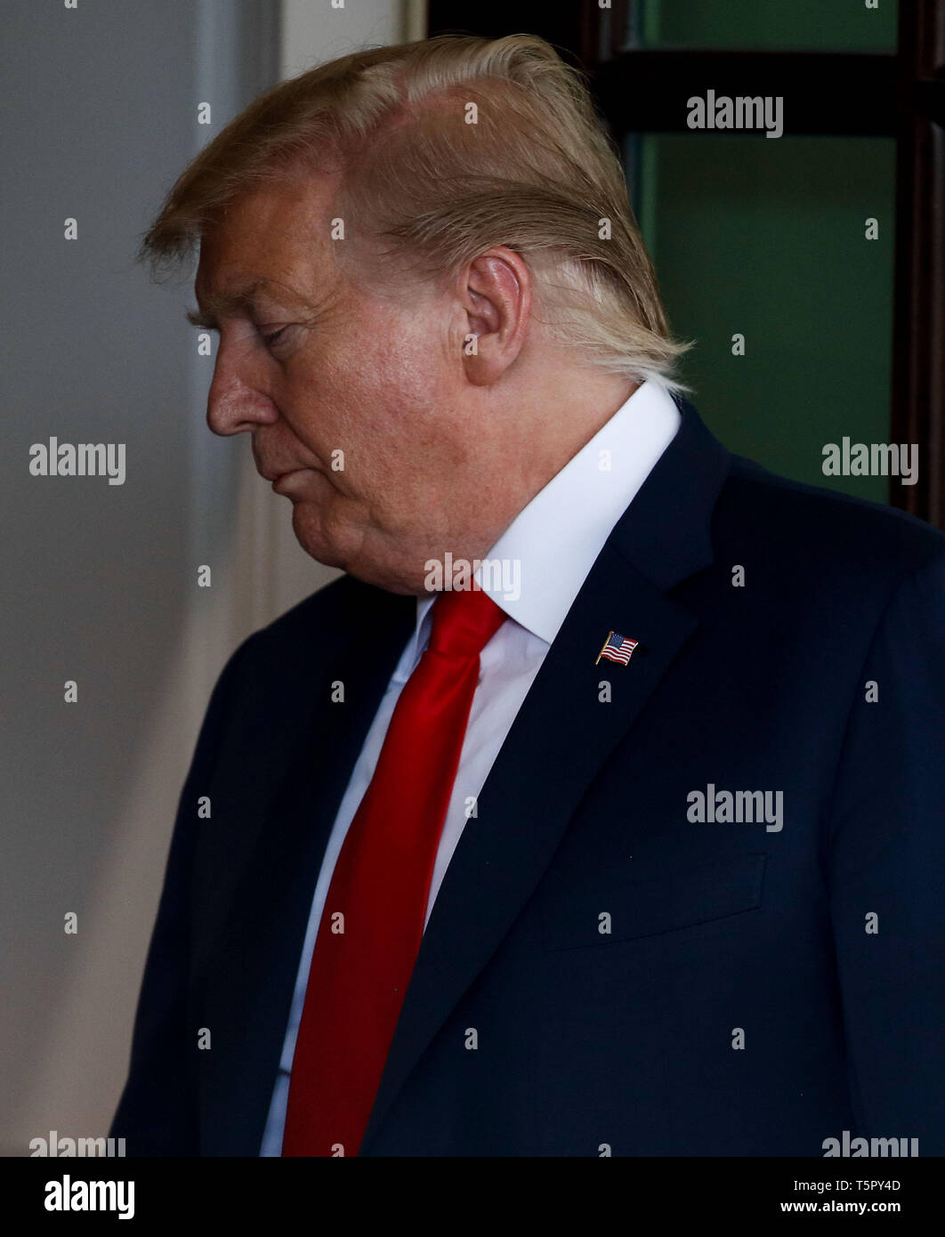 Washington, USA. 26 Apr, 2019. Us-Präsident Donald Trump ist dargestellt im Weißen Haus in Washington, DC, USA, am 26. April 2019. Trump verkündete am Freitag, dass die Vereinigten Staaten sich aus einem internationalen Vertrag über den Waffenhandel durch die Obama-regierung unterzeichnet, Kennzeichnung Washingtons neueste Ausfahrt aus einem Internationalen Pakt. Credit: Ting Shen/Xinhua/Alamy leben Nachrichten Stockfoto