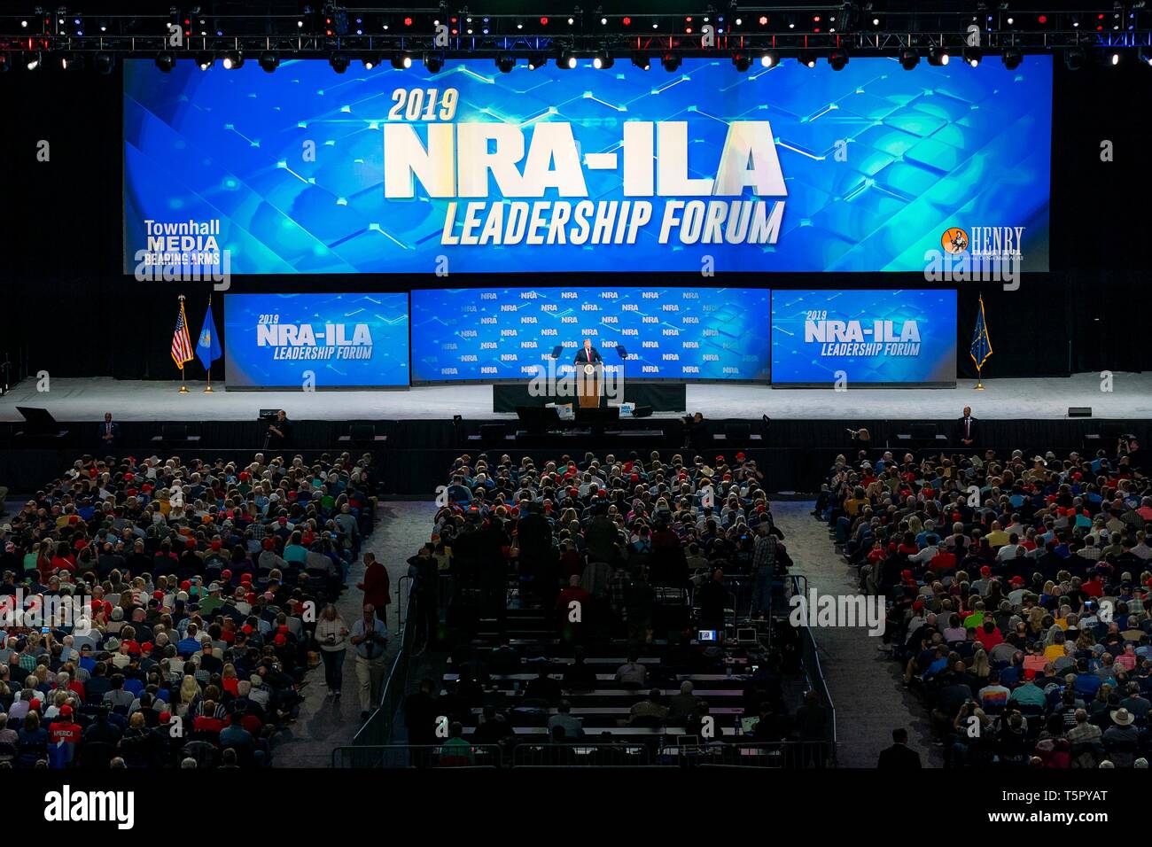 Indianapolis, Indiana, USA. 26 Apr, 2019. Us-Präsident Donald Trump Adressen der Jahrestagung der National Rifle Association im Lucas Oil Stadium April 26, 2019 in Indianapolis, Indiana. Credit: Planetpix/Alamy leben Nachrichten Stockfoto