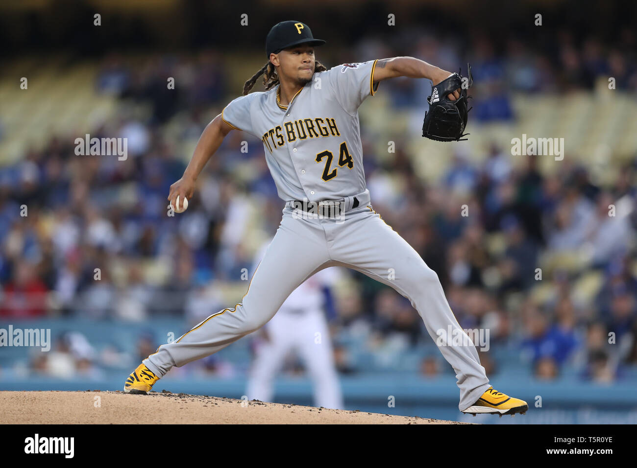 Los Angeles, CA, USA. 26 Apr, 2019. Pittsburgh Pirates Krug Chris Archer (24) macht den Anfang für die Piraten während des Spiels zwischen der Pittsburg Pirates und die Los Angeles Dodgers at Dodger Stadium Los Angeles, CA. (Foto von Peter Joneleit) Credit: Csm/Alamy leben Nachrichten Stockfoto