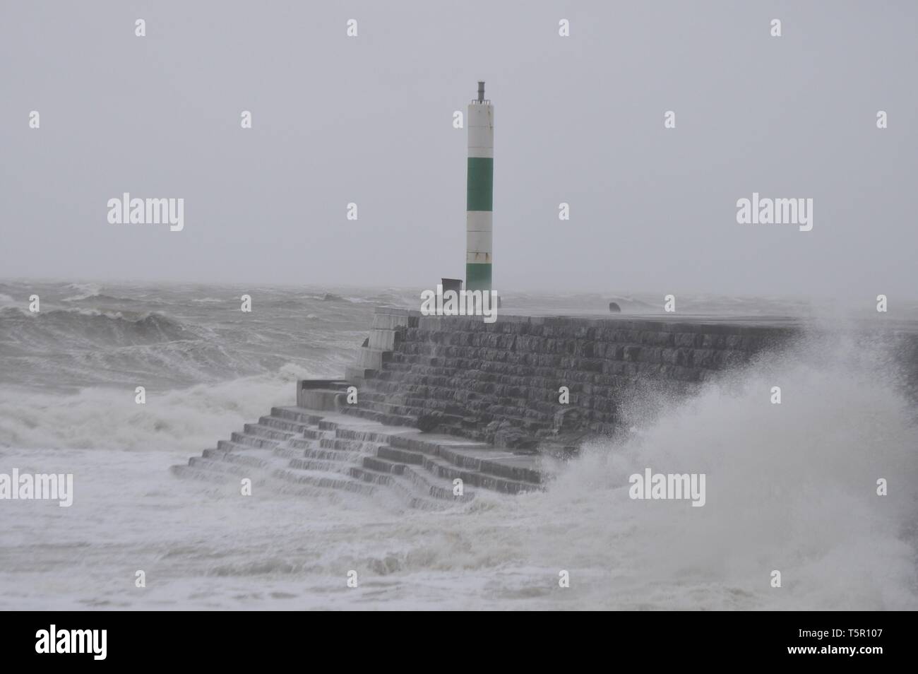 Aberystwyth, Ceredigion Wales UK Samstag, 27. April 2019 UK Wetter: Sturm Hannah zerschlägt Aberystwyth mit starken Winde bei über 70 km/h wehen. Eine gelbe Warnmeldung für Wind wurde von der Met Office wurde für viel der UK für heute Foto © Keith Morris/Alamy Live Neuigkeiten Stockfoto