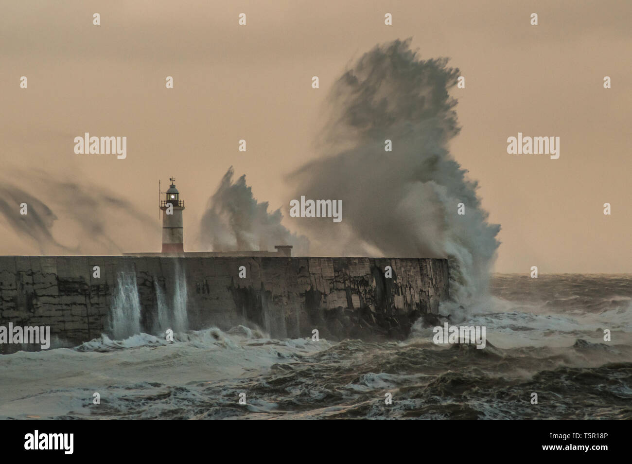 Newhaven, East Sussex, UK..27. April 2019..Storm Hannah bringt starke Westerley-Winde an die Südküste, die das Meer hinauf schaufelnd einige spektakuläre Wellen erzeugt. . Stockfoto
