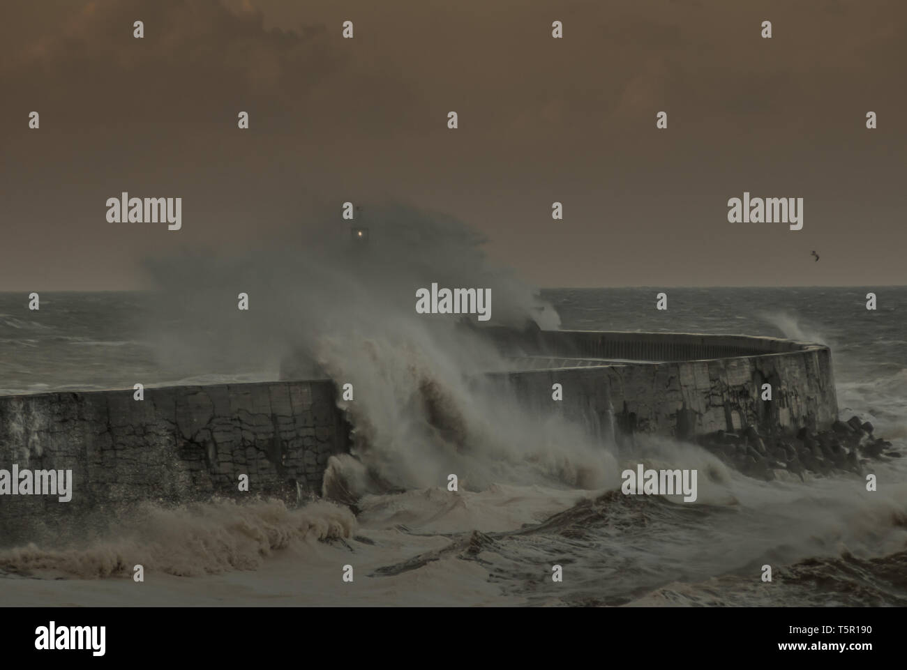 Newhaven, East Sussex, UK..27. April 2019..Storm Hannah bringt starke Westerley-Winde an die Südküste, die das Meer hinauf schaufelnd einige spektakuläre Wellen erzeugt. . Stockfoto