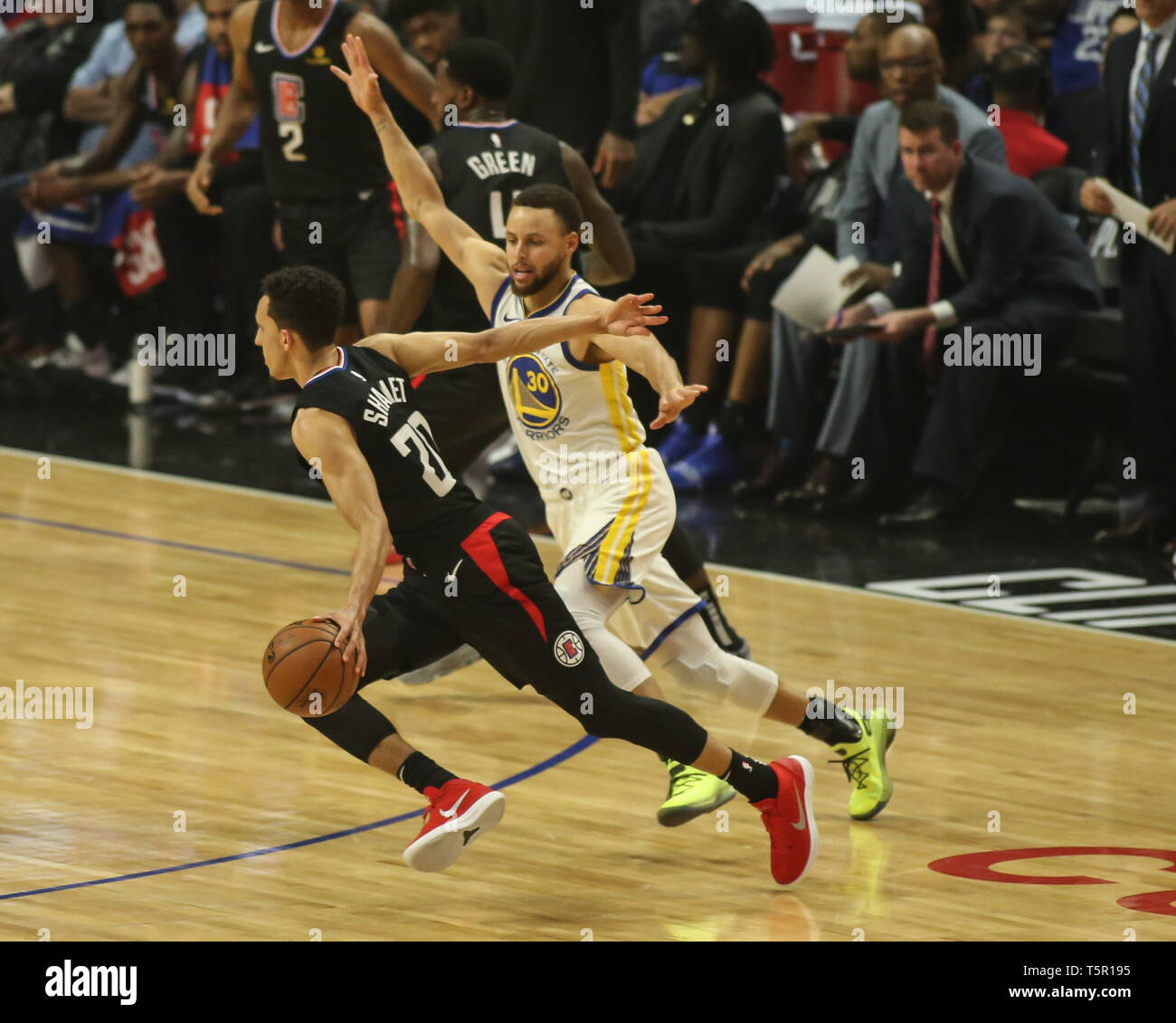 Los Angeles, CA, USA. 26 Apr, 2019. LA Clippers guard Landry Shamet #20 Schläge Vergangenheit Golden State Warriors Schutz Stephen Curry #30 während Spiel 6 der Golden State Warriors vs Los Angeles Clippers Endspiele Reihe bei Staples Center am 26. April 2019. (Foto durch Jevone Moore) Credit: Csm/Alamy leben Nachrichten Stockfoto