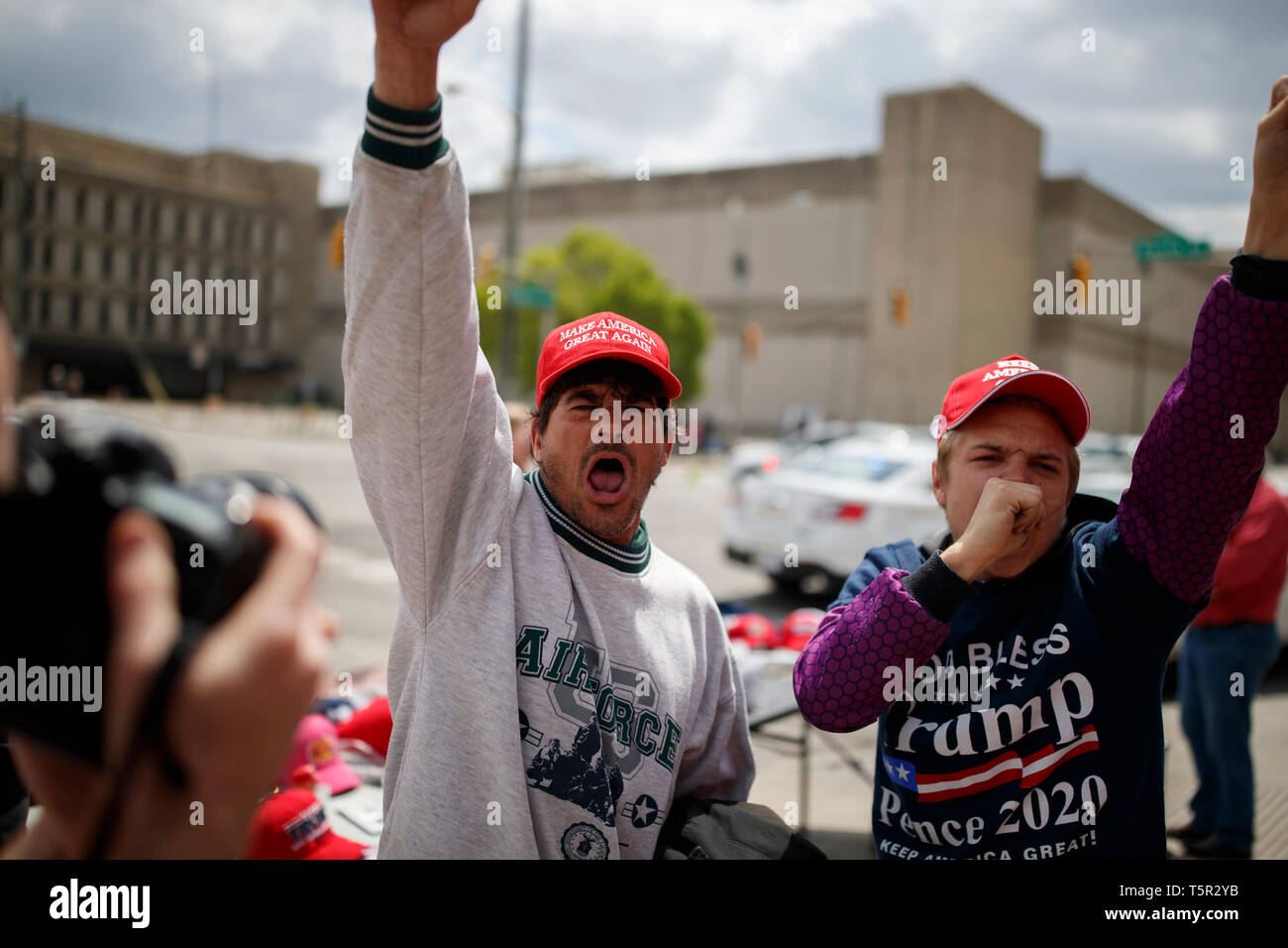 Trump Anhänger anschreien Anti-NRA Demonstranten beim Marsch von Lucas Oil Stadium zurück zu den Indiana Statehouse nach Protest gegen die National Rifle Association und Präsidenten der Vereinigten Staaten Donald J. Trumpf. Trump gab eine Rede zu gun Anhänger und der lobbyist Gruppe während des Konvents. Stockfoto