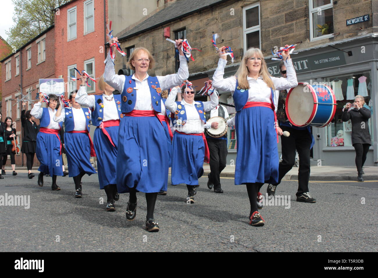 Morpeth, Großbritannien, 27. April 2019. Morpeth Northumbrian sammeln Parade mit riesigen Zahl von northumbrian Piper Jamie Allan, Lord Greystoke Rückkehr von 1388 Schlacht von Otterburn, Drache, kostümierte Gruppen, Bands, Dance Teams. Ein Festival der traditionellen Musik, Tanz, Handwerk, Dialekt, Erbe in der historischen Grafschaft Northumberland Stadt Morpeth. Credit: DavidWhinham/Alamy leben Nachrichten Stockfoto