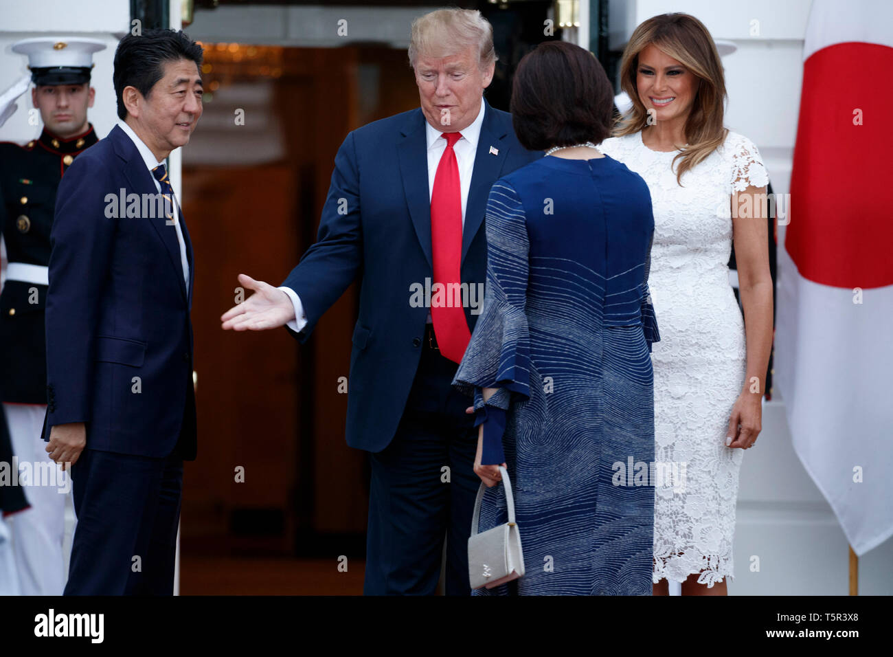 US-Präsident Donald J. Trumpf (2-L) und die erste Dame Melania Trump (R) Grüße der japanische Ministerpräsident Shinzo Abe (L) und die erste Dame Akie Abe (2-R) an der südlichen Vorhalle des Weißen Hauses in Washington, DC, USA, 26. April 2019. Präsident Trump ist Hosting ein Abendessen für Premierminister Abe und seine Frau feiert 49. First Lady Melania Trump's Geburtstag. Credit: Shawn Thew/Pool über CNP/MediaPunch Stockfoto