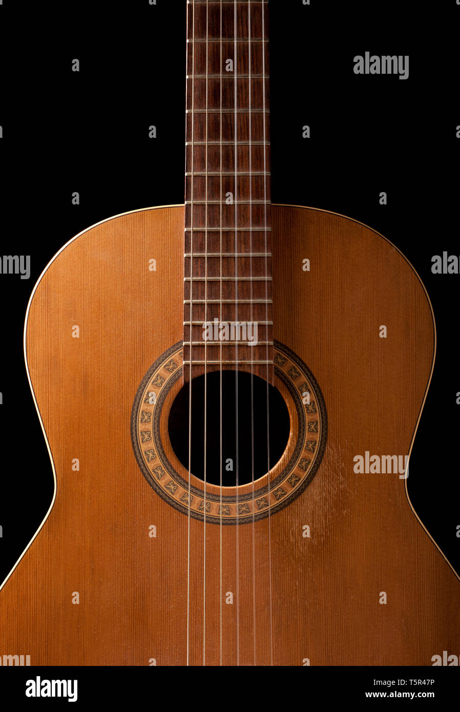 Klassische Gitarre mit Nylonsaiten auf Schwarz. Stockfoto