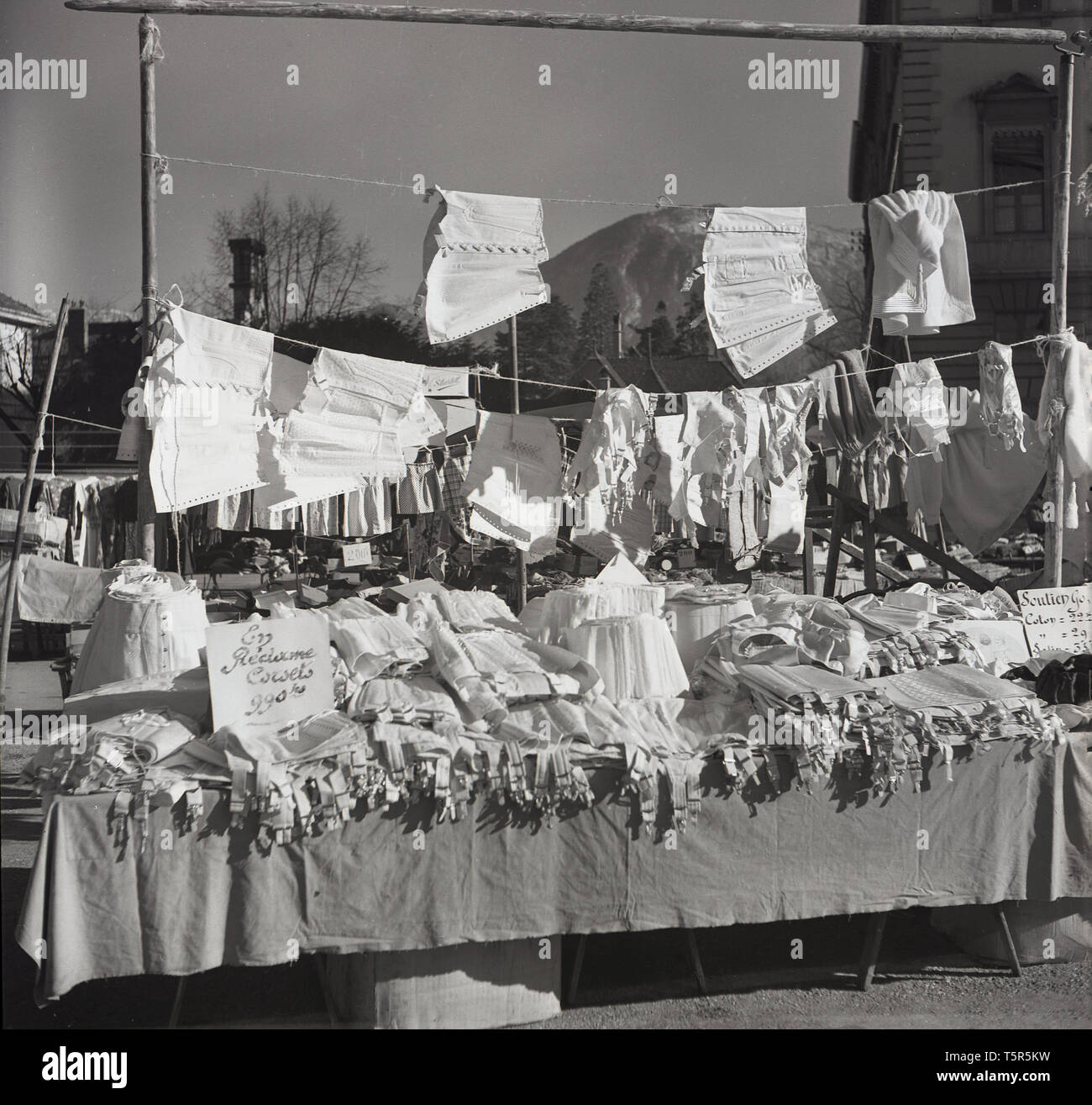 1950 s, historischen Markt im freien Verkauf Damen Tuch, und leinene Beinkleider, einschließlich hüfthalter und Korsetts, Paris. Stockfoto