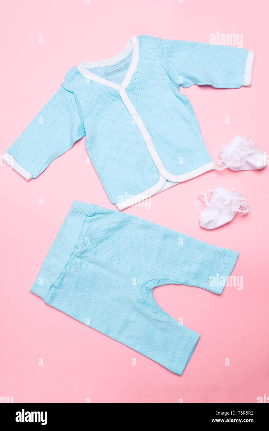 Blau Baby Kleidung auf rosa Hintergrund mit Hemd, Hose und weiße Socken auf  rosa Hintergrund. Kind design Sommer Mode. Flach. Ansicht von oben  Stockfotografie - Alamy