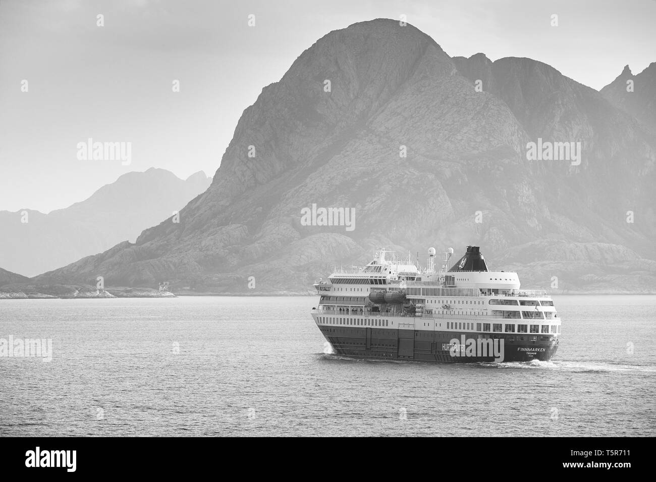Schwarz-weiß-Foto des Hurtigruten-Schiffs MS FINNMARKEN, das in Richtung Norden fährt, wenige Kilometer nördlich des Norwegischen Polarkreises Stockfoto