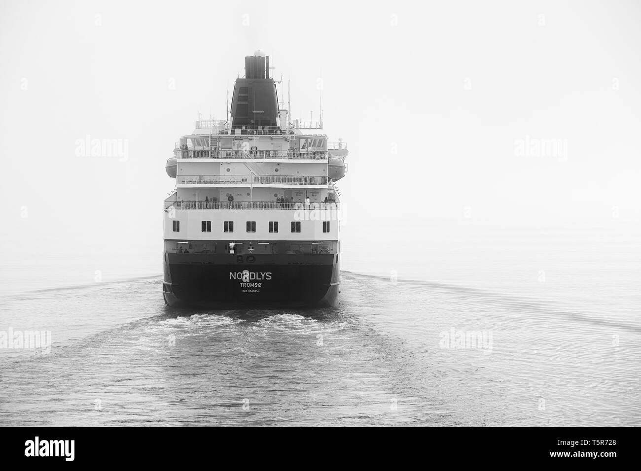 Schwarz-weiß Foto der Hurtigruten Schiff, MS Nordlys, segeln durch dicke Meer Nebel in Norwegen. Stockfoto