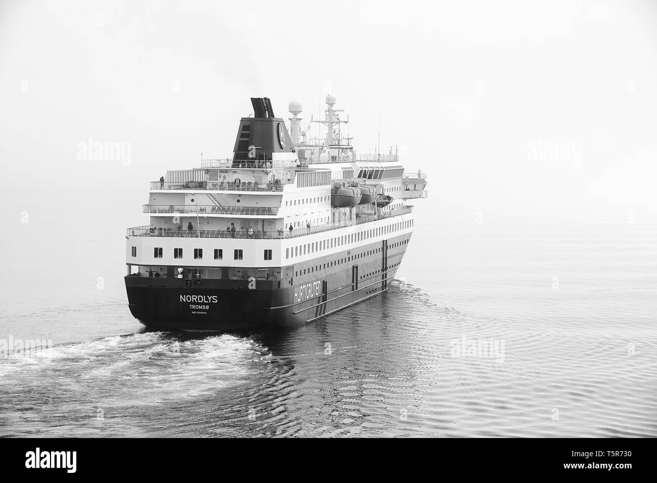 Schwarz-weiß Foto der Hurtigruten Schiff, MS Nordlys, unterwegs durch Dick Meer Nebel in Norwegen. Stockfoto
