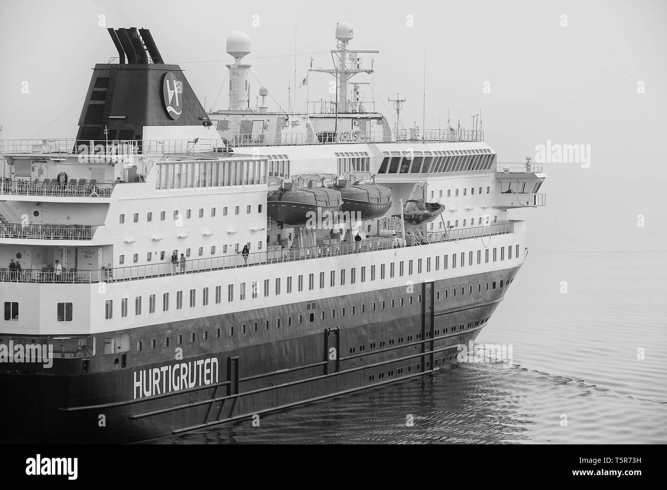 Close Up, Schwarz und Weiß Foto der Hurtigruten Schiff, MS Nordlys, dampfende Durch Dick Meer Nebel in Norwegen. Stockfoto