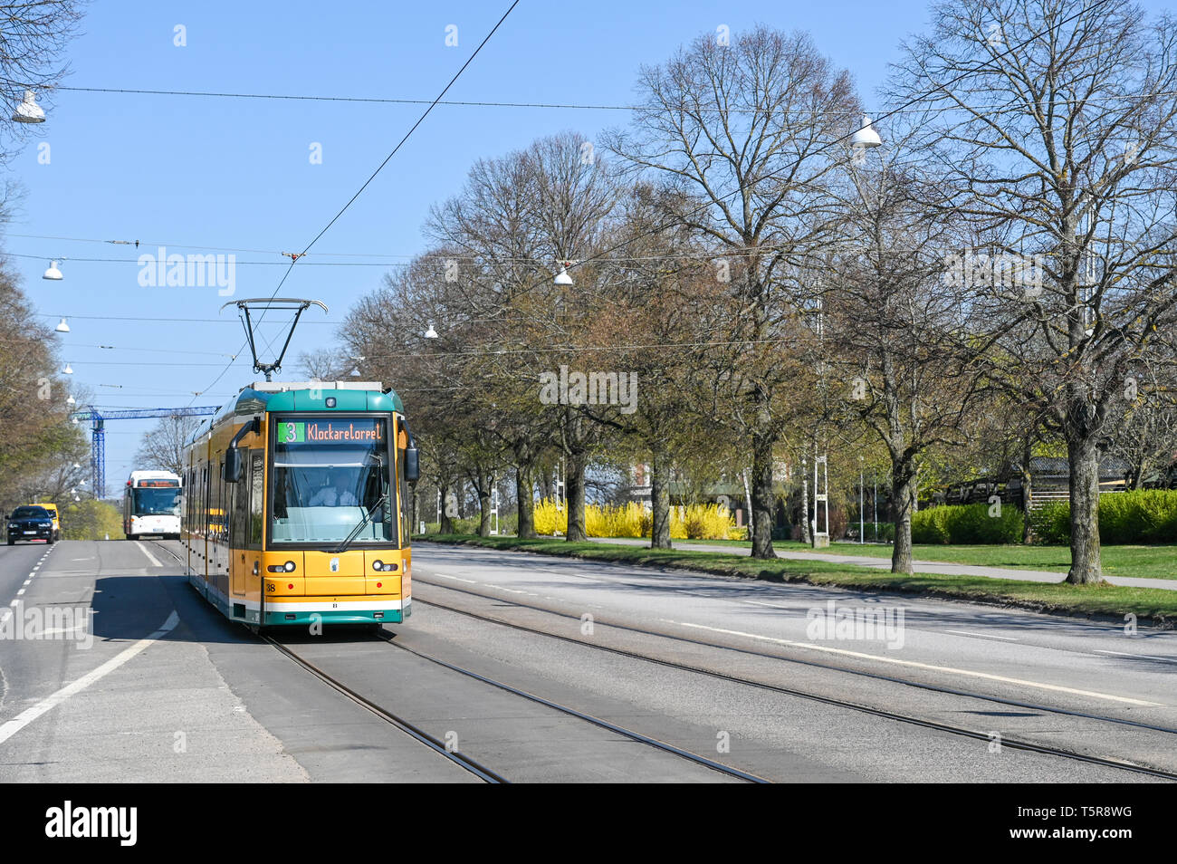 Straßenbahn auf der südlichen Promenade im Frühjahr in Norrköping. Die gelbe Straßenbahnen sind ikonisch für Norrköping. Stockfoto