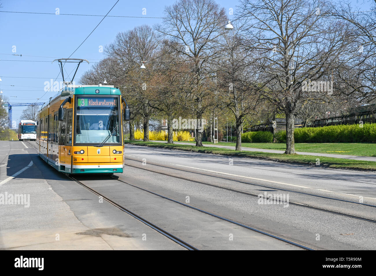 Straßenbahn auf der südlichen Promenade im Frühjahr in Norrköping. Die gelbe Straßenbahnen sind ikonisch für Norrköping. Stockfoto