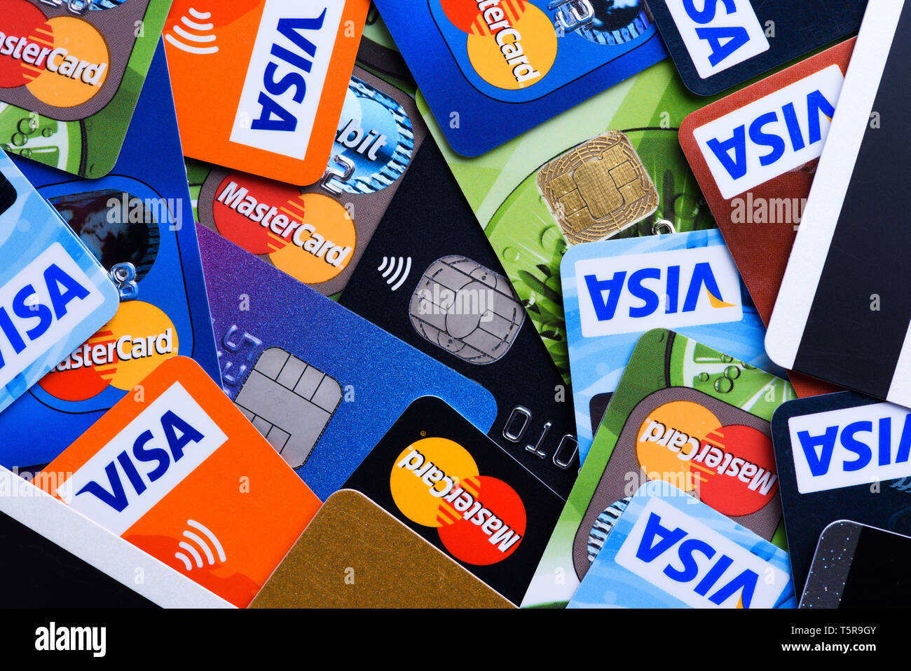 Krakau, Polen - 16. Juni 2017: Kunststoff bank Kreditkarten, Visa und Mastercard, Kredit- und Scheckkarten mit unterschiedlichen Chips und Wireless Payment Technologie Stockfoto
