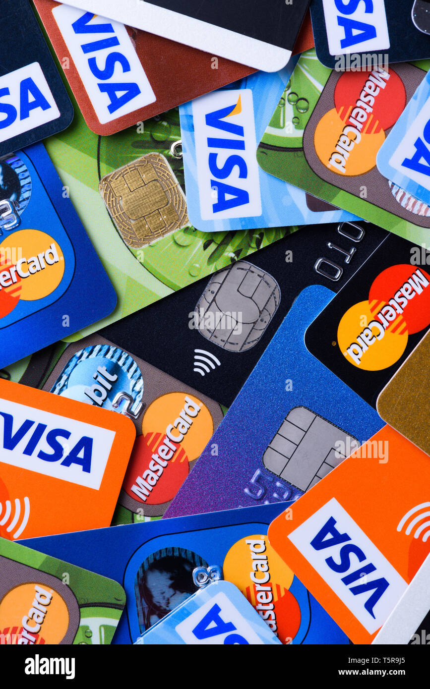 Krakau, Polen - 16. Juni 2017: Stapel Kunststoff bank Kreditkarten, Visa und Mastercard, Kredit- und Scheckkarten mit unterschiedlichen Chips und Wireless Payment te Stockfoto