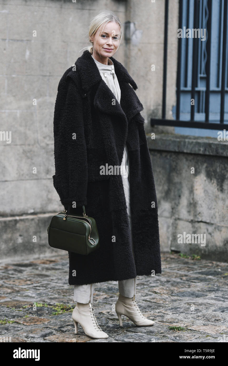 Paris, Frankreich, 03. März 2019: Street Style Outfit - Thora Valdimars nach einer Fashion Show in Paris Fashion Week - PFWFW 19. Stockfoto
