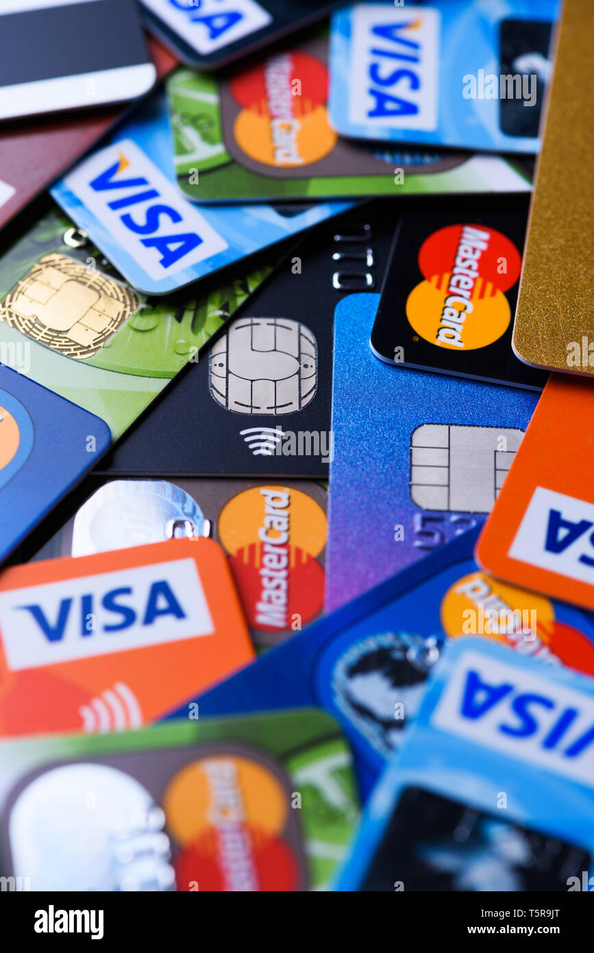 Krakau, Polen - 16. Juni 2017: Kunststoff bank Kreditkarten, Visa und Mastercard, Kredit- und Scheckkarten mit unterschiedlichen Chips und Wireless Payment Technologie Stockfoto