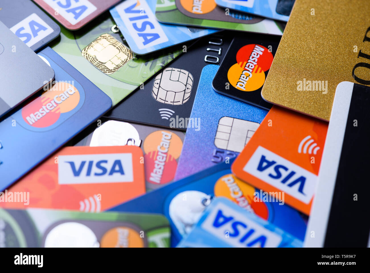 Krakau, Polen - 16. Juni 2017: Kunststoff bank Kreditkarten, Visa und Mastercard, Kredit- und Scheckkarten. Stockfoto