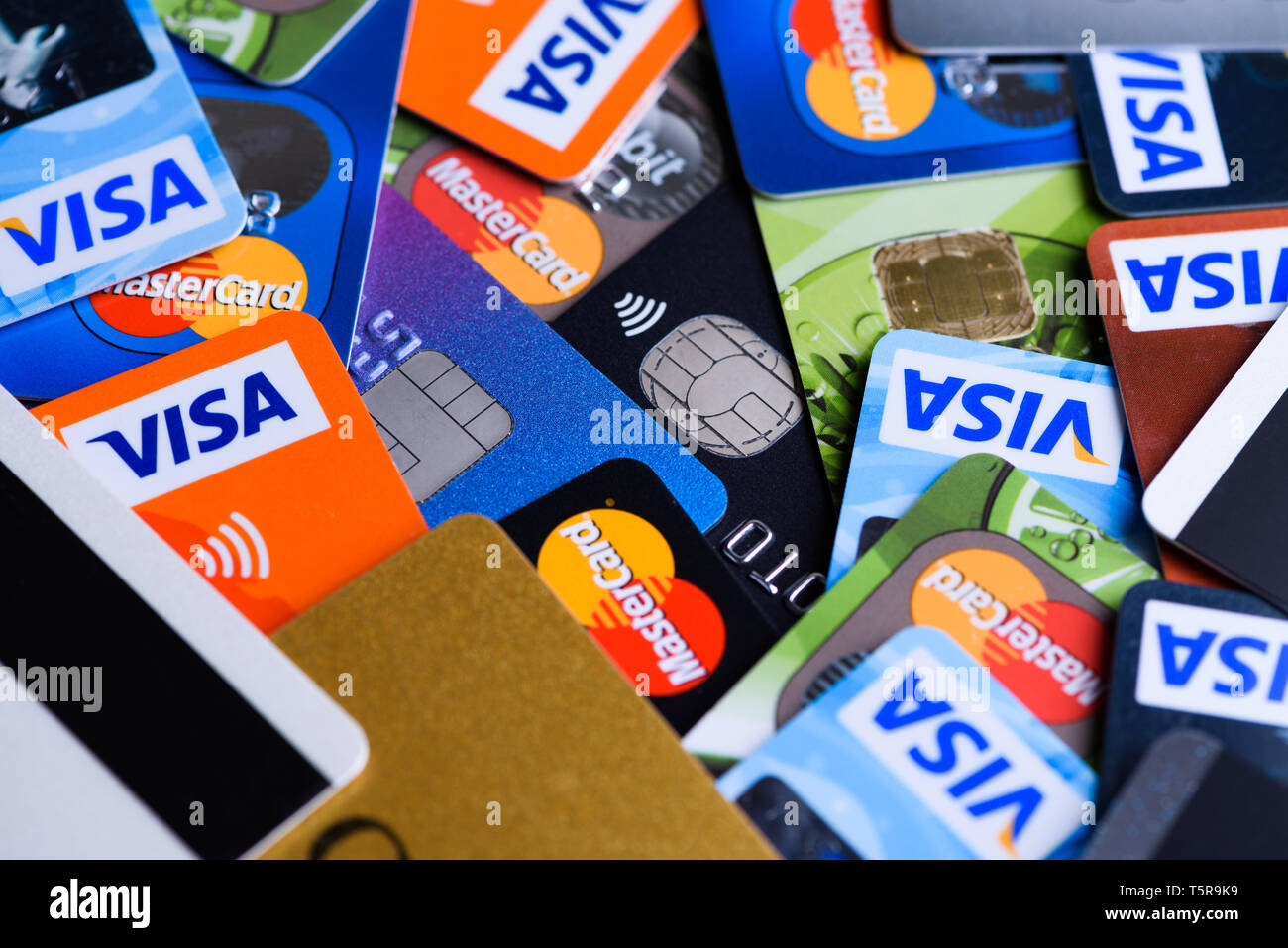 Krakau, Polen - 16. Juni 2017: Kunststoff bank Kreditkarten, Visa und Mastercard, Kredit- und Scheckkarten. Stockfoto