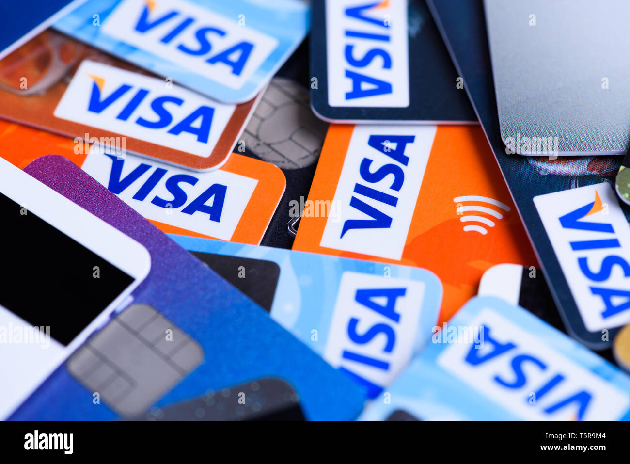 Krakau, Polen - 16. Juni 2017: Stapel Kunststoff bank Visa Kreditkarten, Kredit- und Debitkarten. Stockfoto