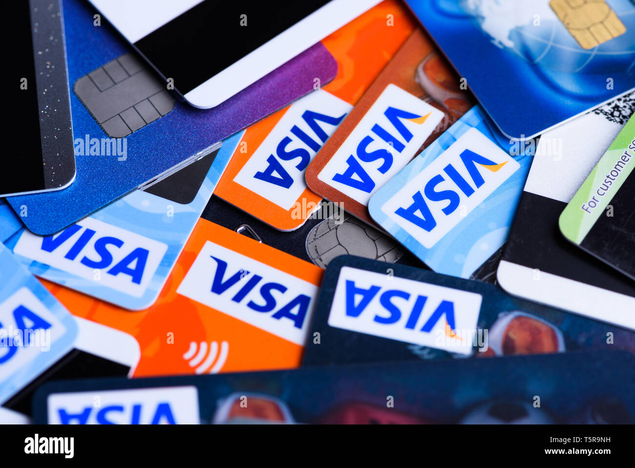 Krakau, Polen - 16. Juni 2017: Stapel Kunststoff bank Visa Kreditkarten, Kredit- und Debitkarten. Stockfoto