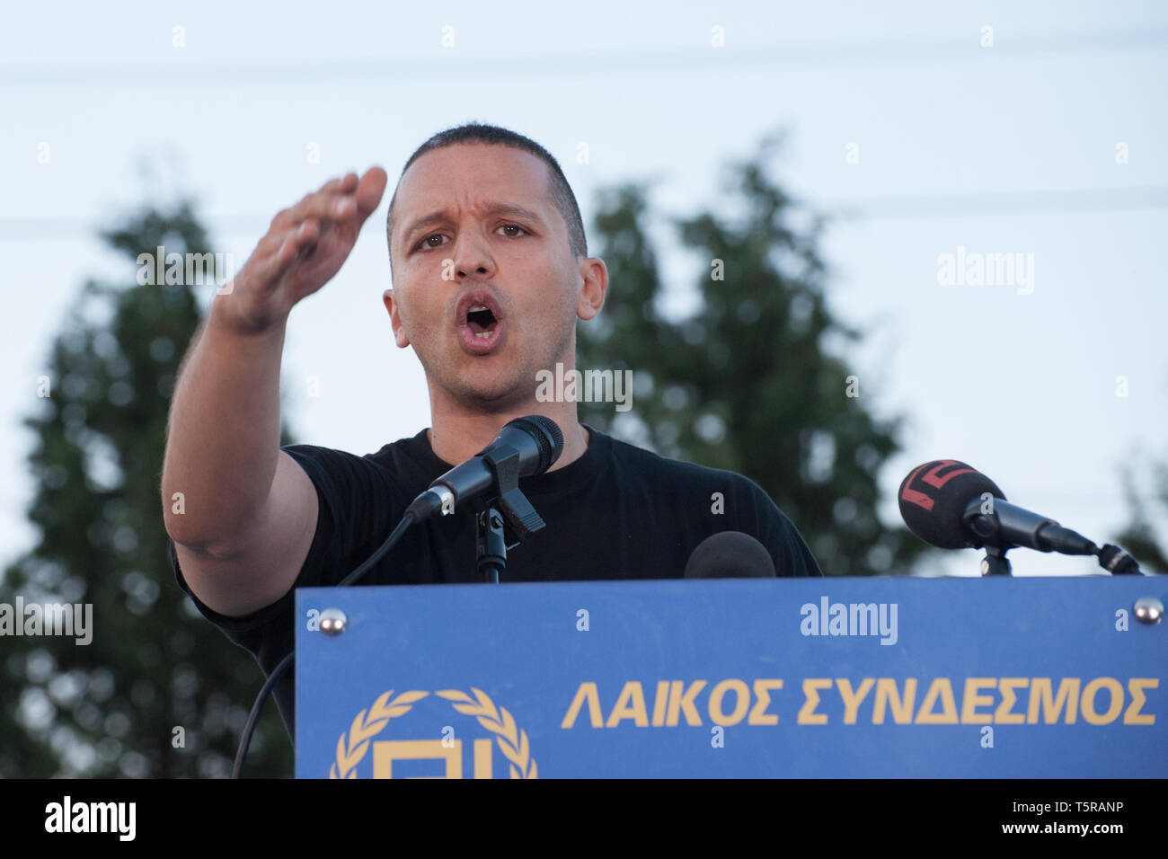 Thermopylae, Griechenland. 3. Sep 2016. Golden Dawn Gesetzgeber Ilias Kasidiaris Adressen Unterstützer vor König Leonidas Monument, das sich in einer Kundgebung für die Gefallenen der Schlacht von Thermopylae in Thermopylae, Griechenland ehren. Credit: Nicolas Koutsokostas/Alamy Stock Foto. Stockfoto