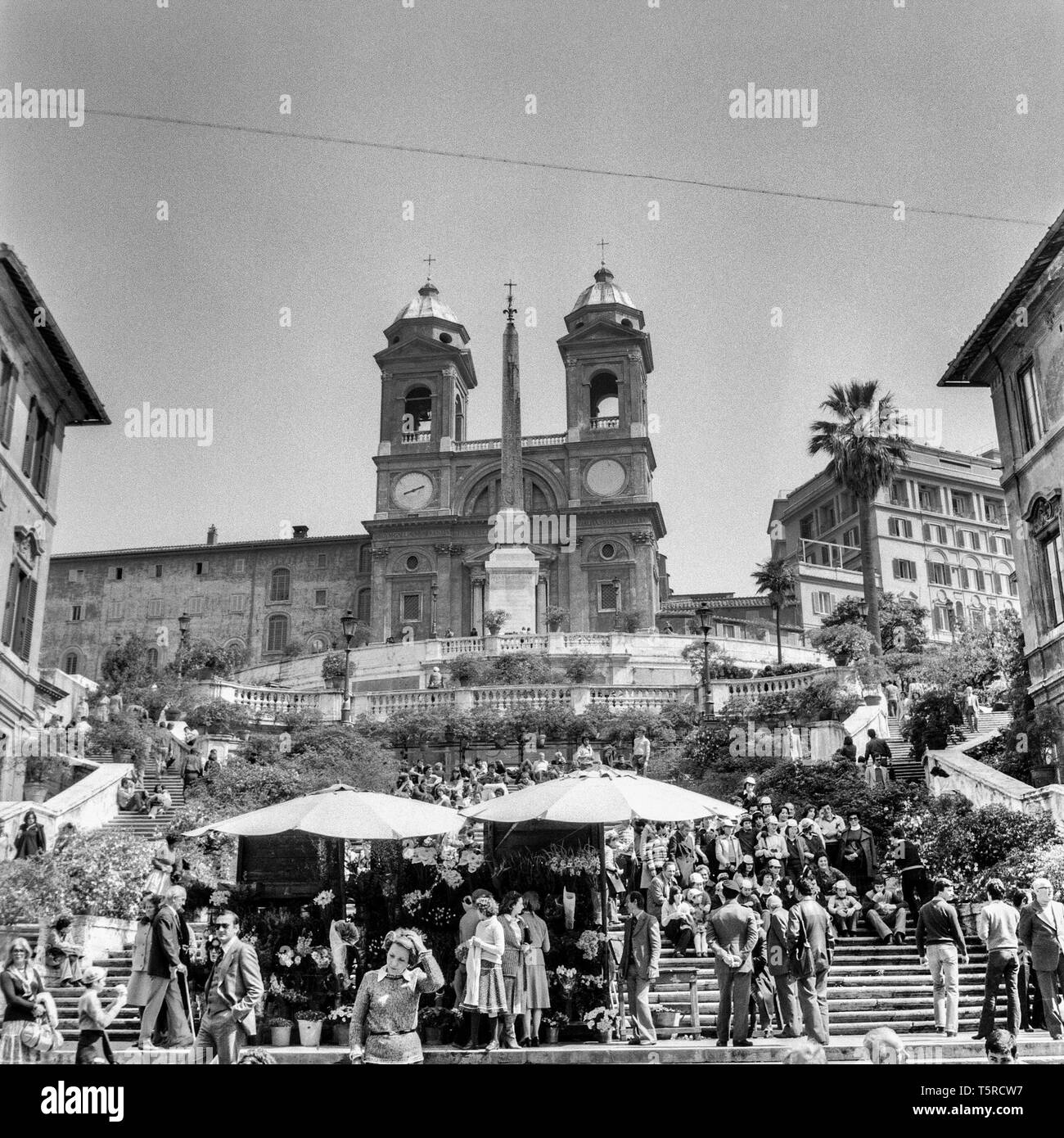 Rom, Italien, 1972 - schwarz-weiß Foto - Blick auf die berühmte Treppe von Trinità dei Monti, im historischen Zentrum von Rom, von der Piazza di Spagna genommen Stockfoto
