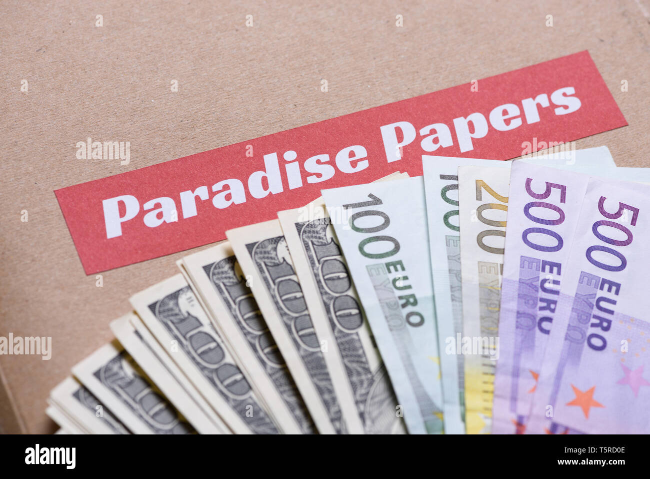 Papier Ordner mit dem Paradies Papiere Label mit Euro und Dollar, Währung, offshore steuern Himmel Dokumente Konzept Leck Stockfoto