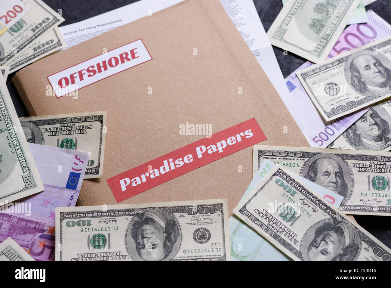 Papier Ordner mit dem Paradies Papiere und offshore Label auf es mit europäischen und US-amerikanischen Währung, offshore steuern Himmel Dokumente leck Konzept Stockfoto