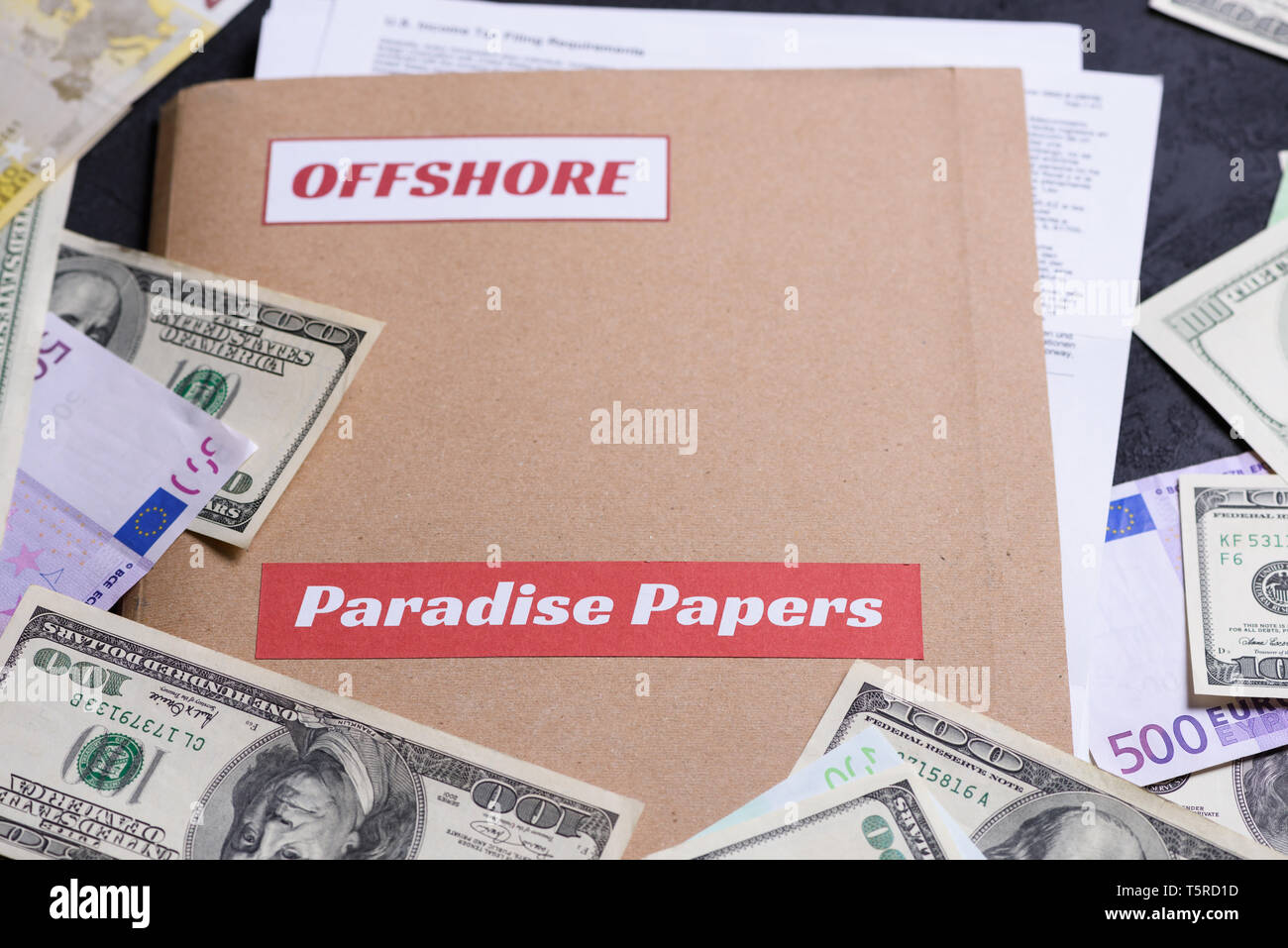 Ordner mit dem Paradies Papiere Label auf es mit europäischen und US-amerikanischen Währung, offshore steuern Himmel Dokumente Konzept Leck Stockfoto