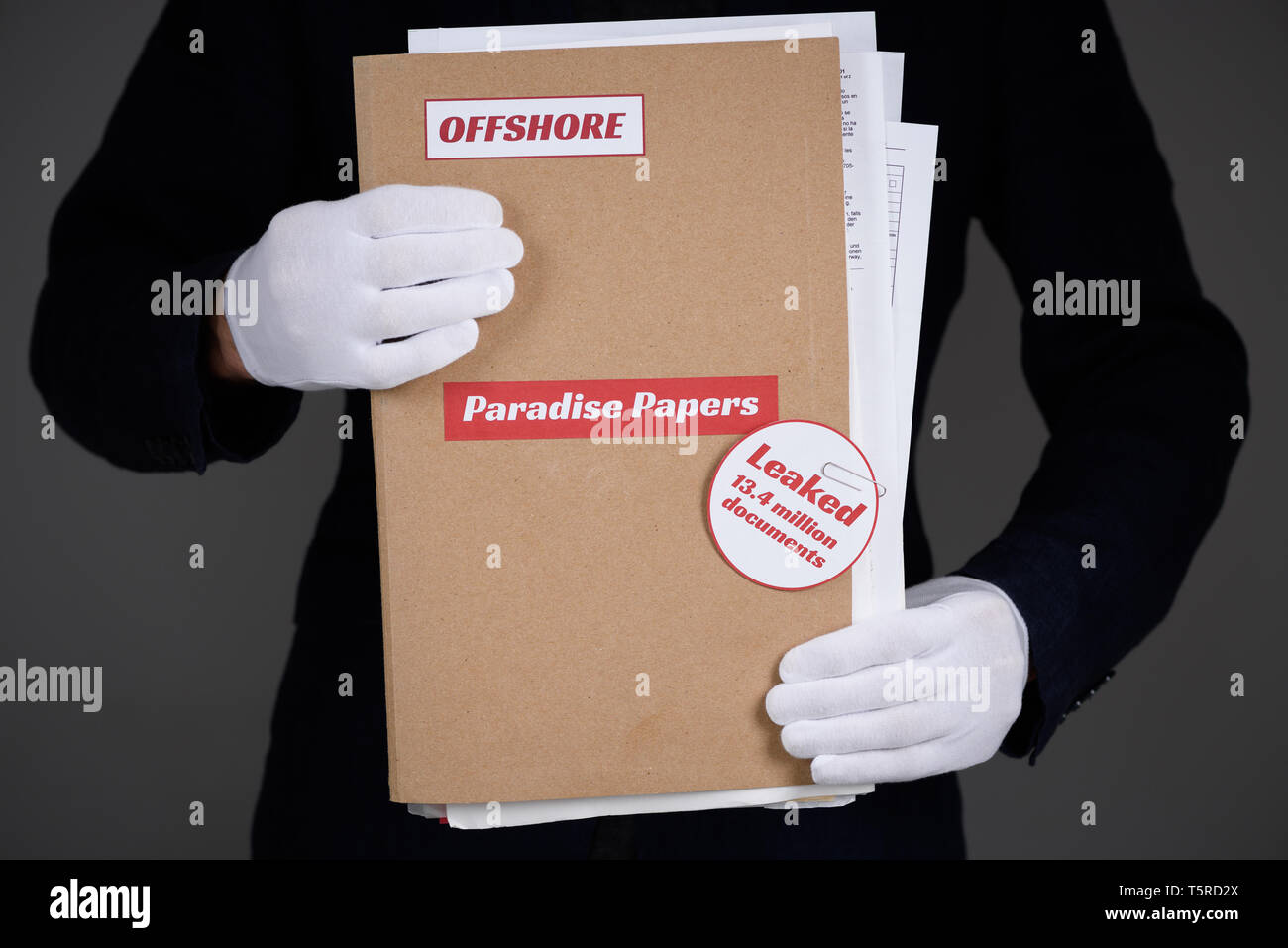 Ordner mit dem Paradies Papiere und Offshore Label mit Dokumenten innerhalb, Steuern himmel Dokumente Konzept Leck Stockfoto
