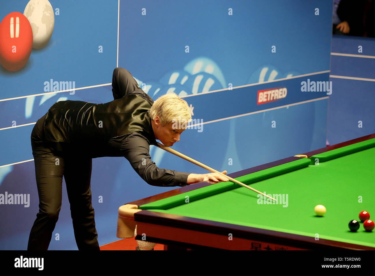 Neil Robertson in Aktion gegen Shaun Murphy bei Tag sieben der 2019 Betfred Weltmeisterschaft an den Tiegel, Sheffield. Stockfoto