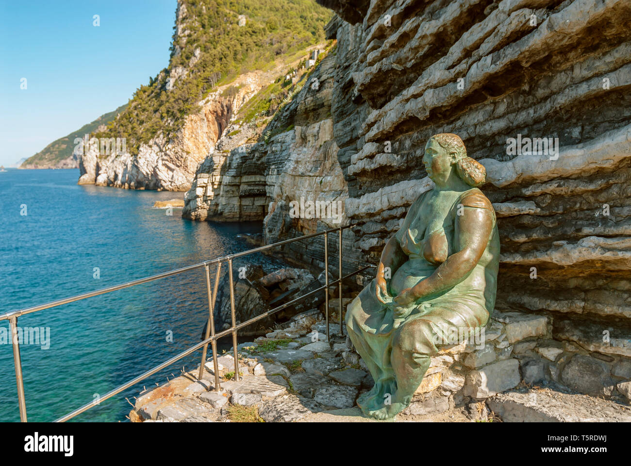 Bronze Skulptur 'Mutter Erde' von Scorzelli oberhalb der Byron Höhle an der Küste von Portovenere, der Nationalpark der Cinque Terre, Ligurien, Italien Stockfoto