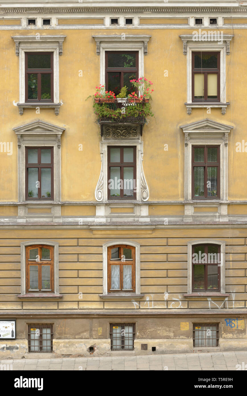 Ein gelbes Gebäude in Krakau, Polen. Stockfoto