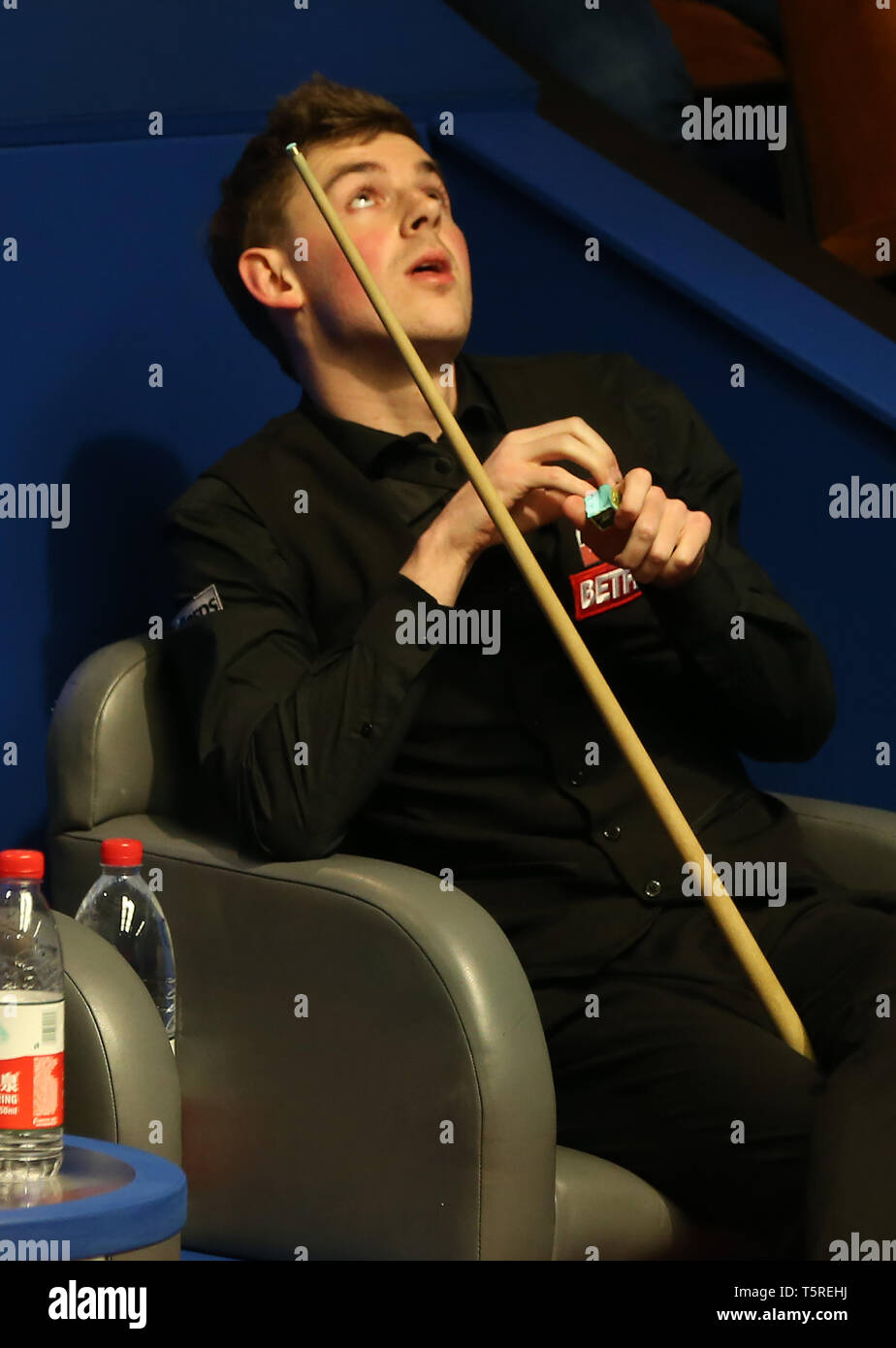 James Cahill in Aktion gegen Stephen Maguire bei Tag sieben der 2019 Betfred Weltmeisterschaft an den Tiegel, Sheffield. Stockfoto