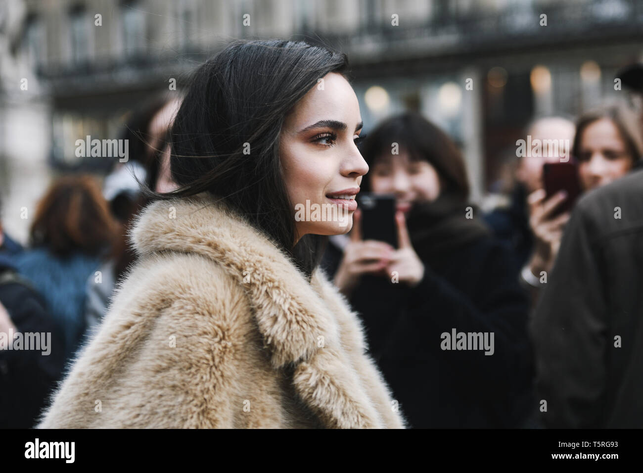 Paris, Frankreich, 04. März 2019: Mode Persönlichkeit durch Street Style Fotografen während der Paris Fashion Week - PFWFW 19 gejagt Stockfoto