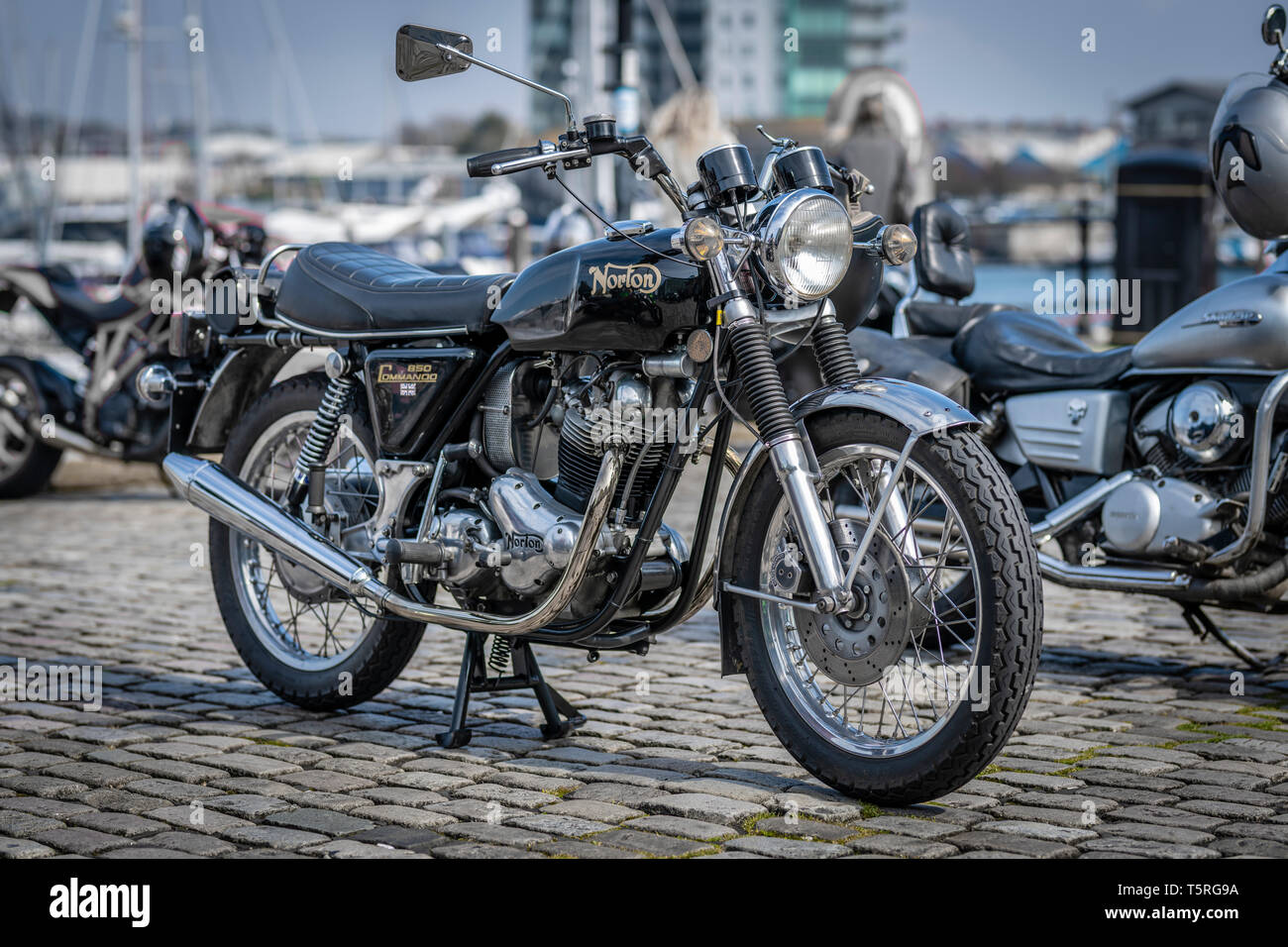 Eine schöne Norton Commando 850 sitzt auf dem keyside im Barbican in Plymouth, Devon. Stockfoto