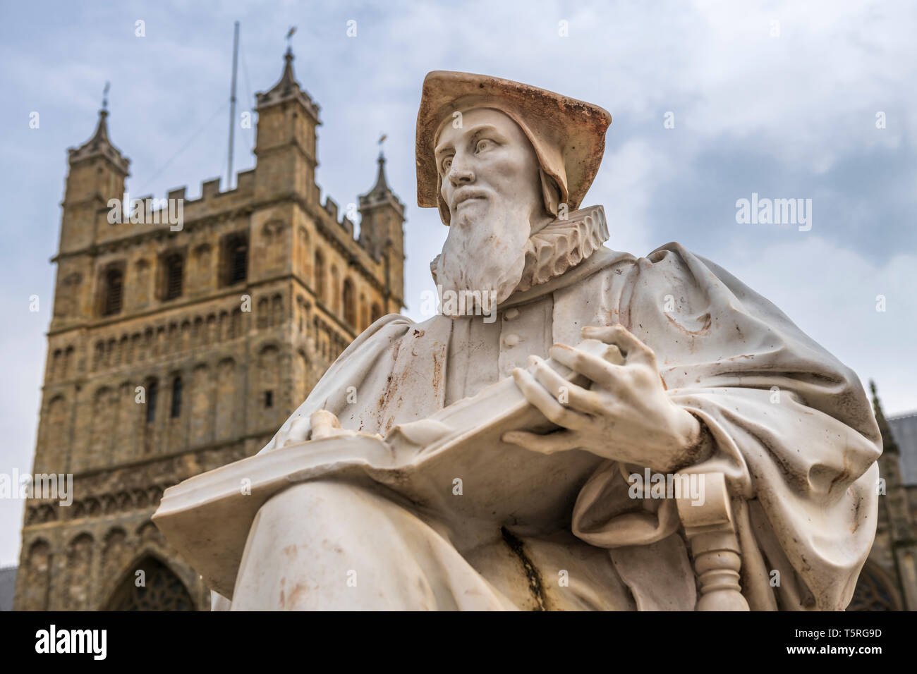 Die Statue von Richard Hooker, ein englischer Priester in der Kirche von England war und eine einflussreiche Theologen aus dem sechzehnten Jahrhundert, steht auf Ex Stockfoto