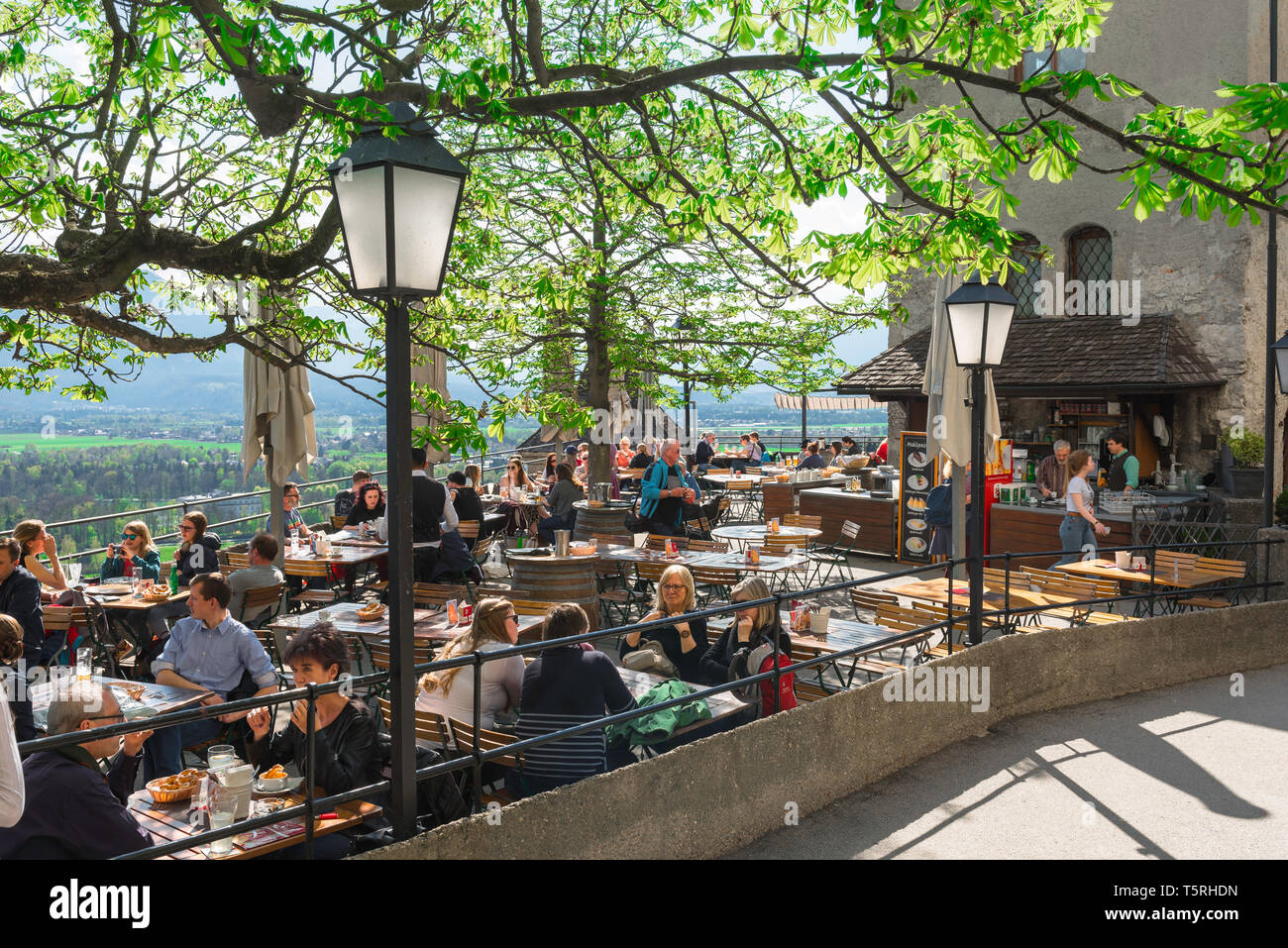 Österreich Sommer, Blick auf die Menschen im Sommer sitzen auf einem Cafe Terrasse in Salzburg Burg (Festung Hohensalzburg), Österreich. Stockfoto