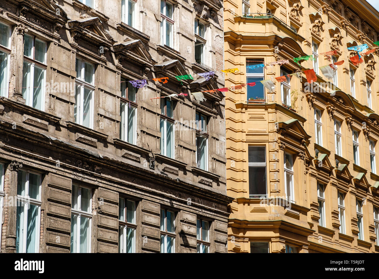 Verwittert, Altbau Fassade vor und nach der Sanierung, Berlin Stockfoto