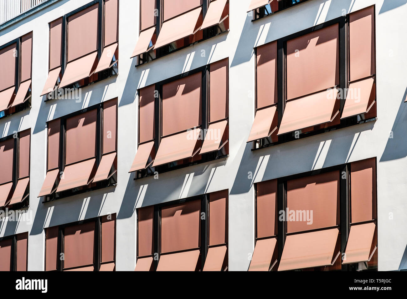 Sun Jalousien an Fassade, moderne Sonnenschirme / Markisen Stockfoto