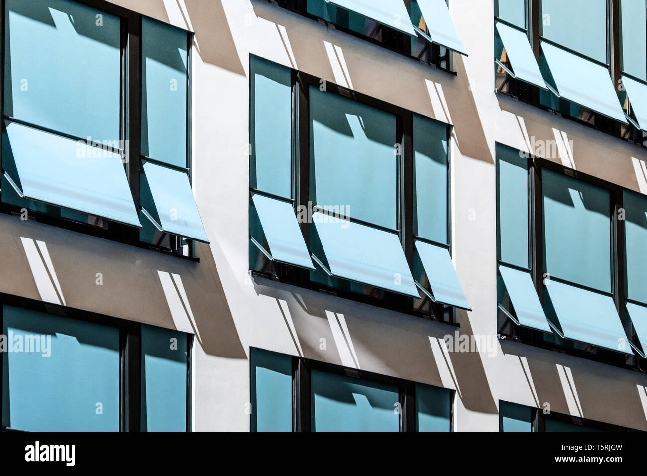 Geschlossen Markisen auf Fassade, moderne Sonnenschirme / Markisen Stockfoto