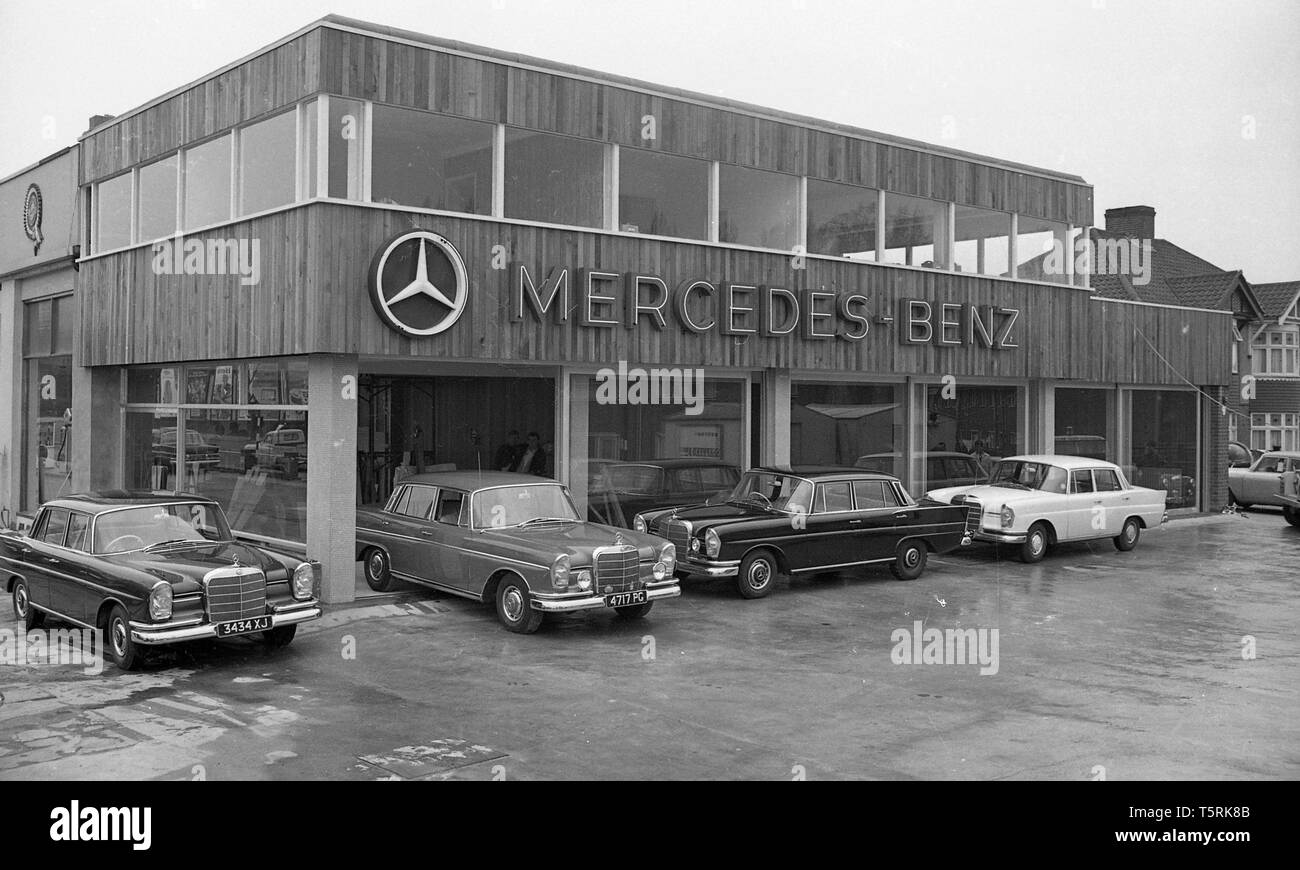 Mercedes Car Show Room c 1973 an Sundridge Park, Bromley. Foto von Tony Henshaw Stockfoto