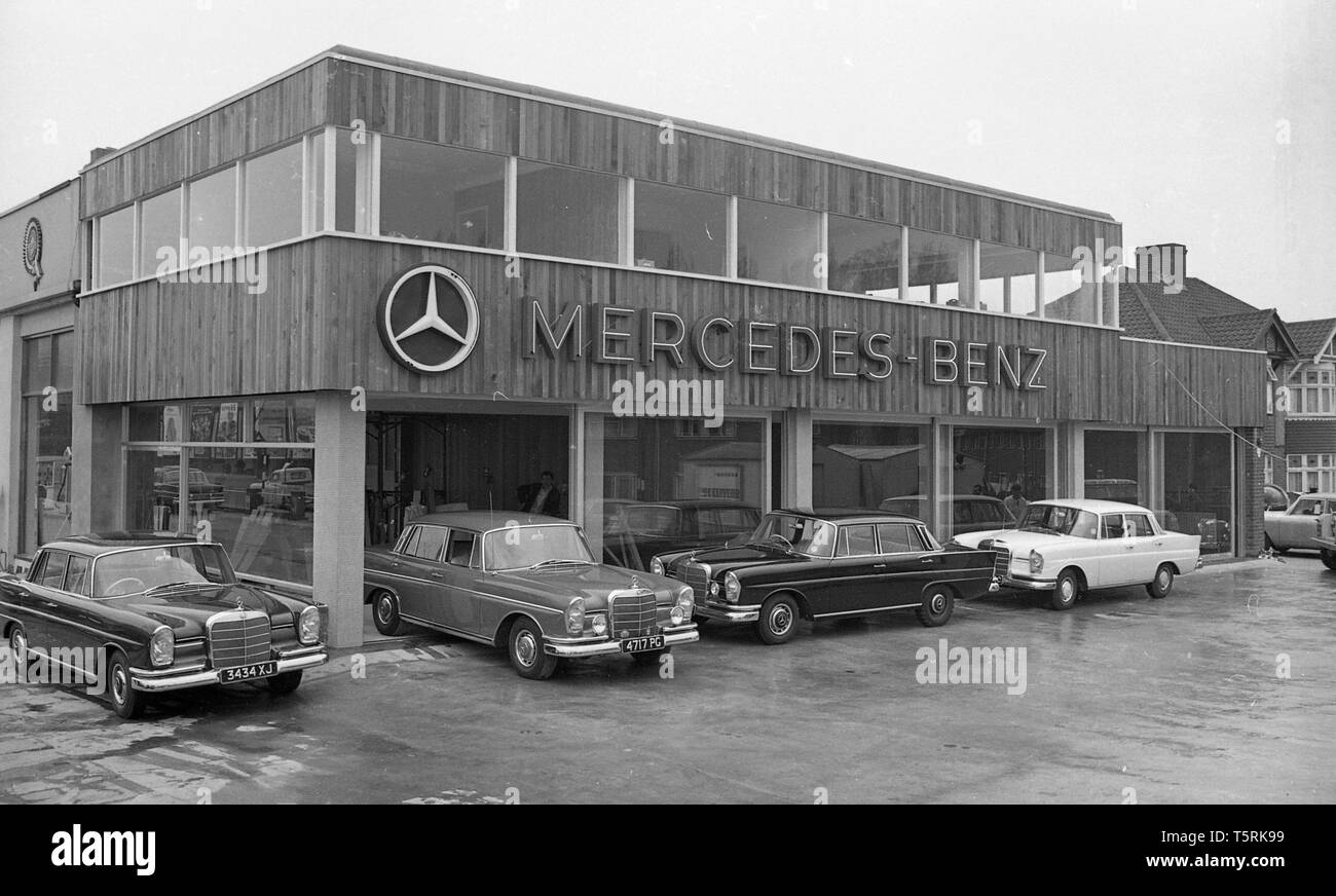 Mercedes Car Show Room c 1973 an Sundridge Park, Bromley. Foto von Tony Henshaw Stockfoto